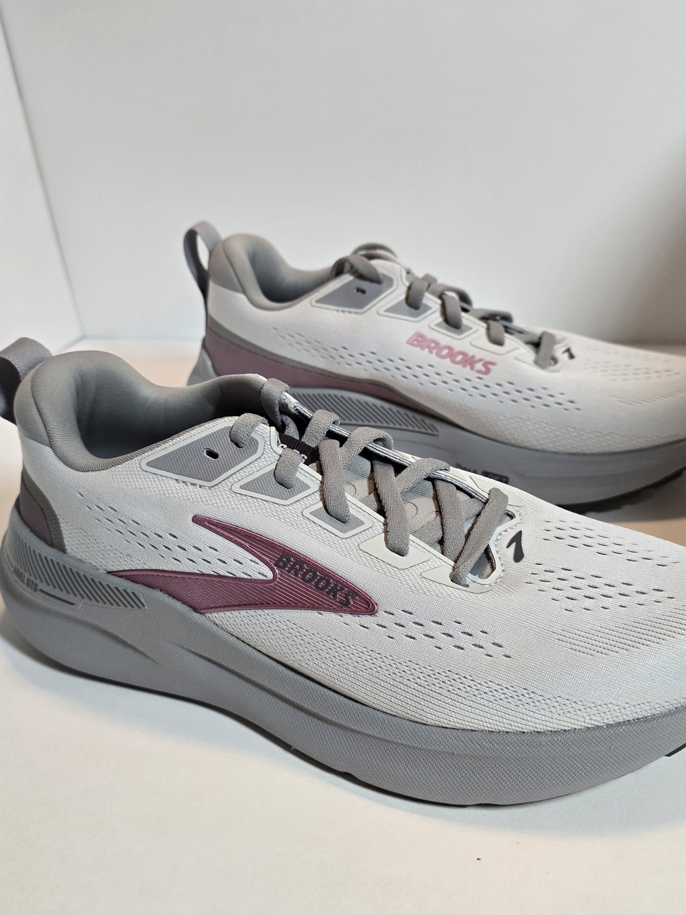 Brooks Women's Ariel GTS 26 Run & Walk Shoes in Oyster Mushroom/Alloy/Pink